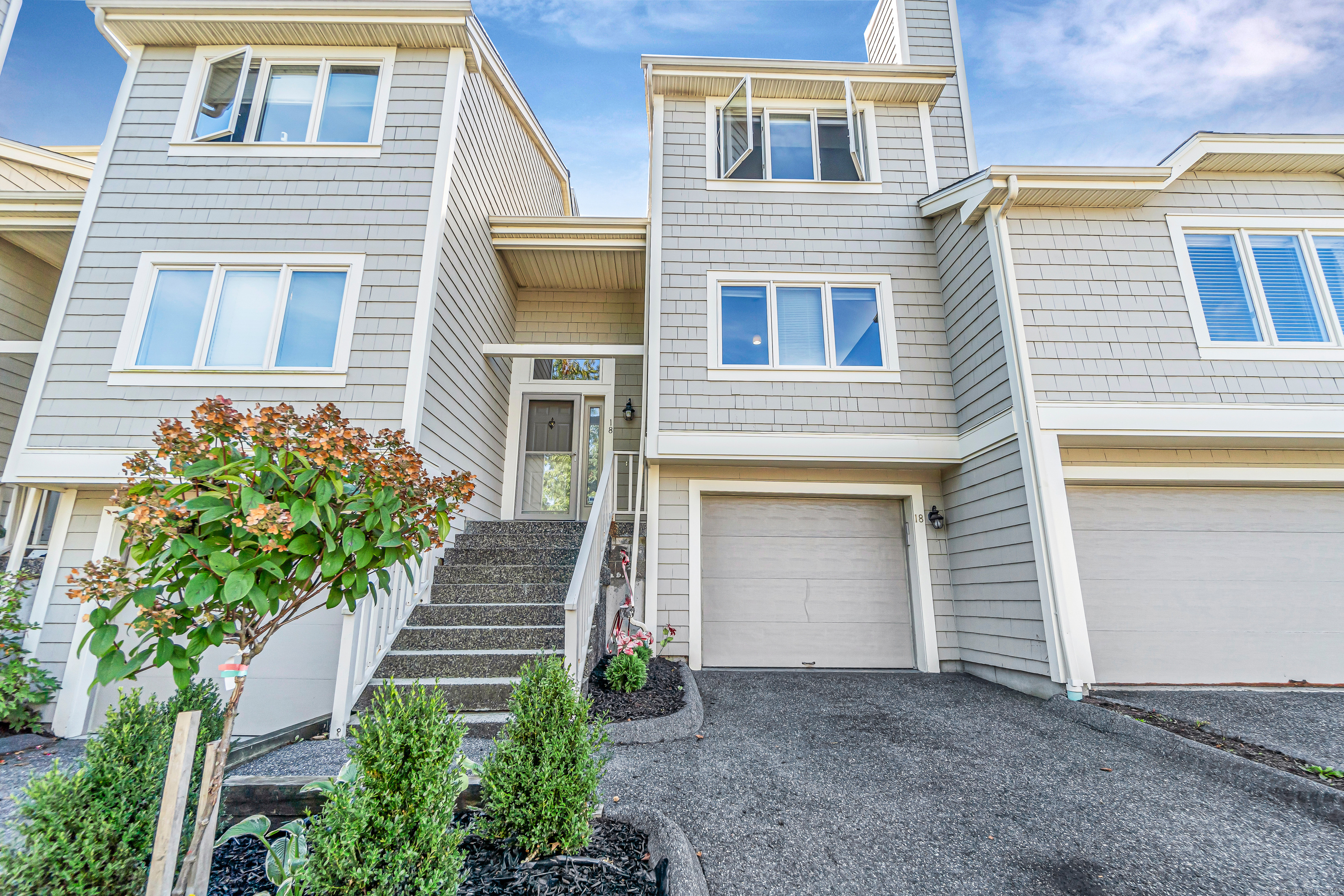 11 Boulevard Drive 4-18