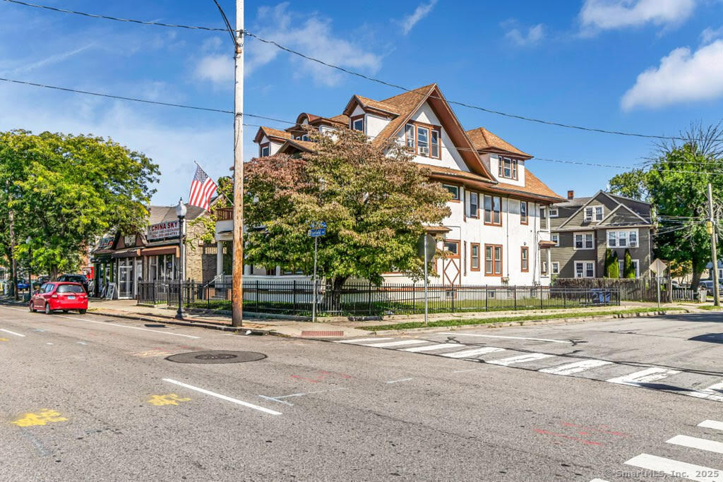 2683 Fairfield Avenue 3rd Fl