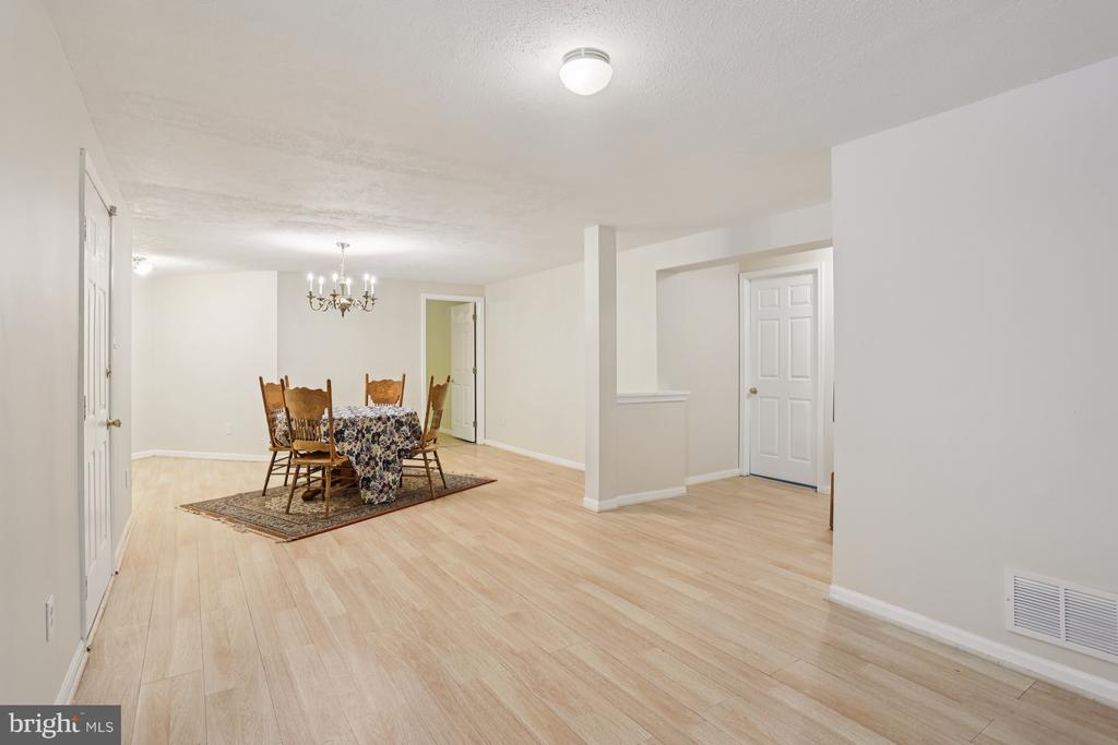 235 W HOPE COURT