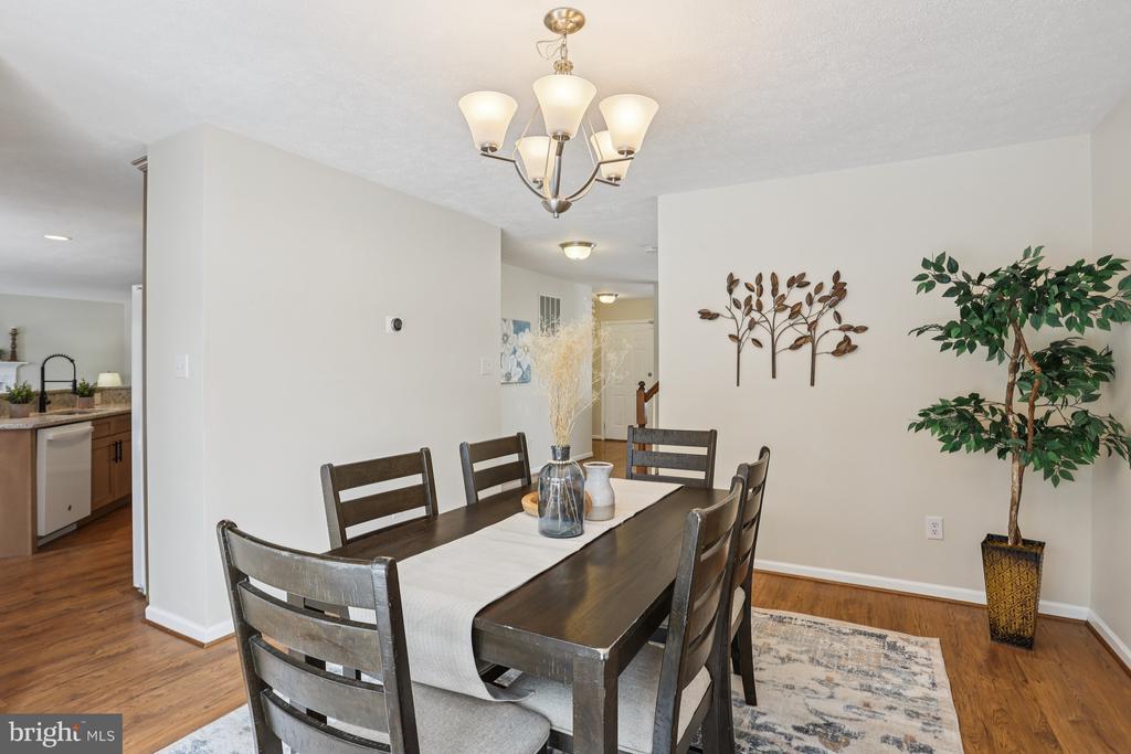235 W HOPE COURT