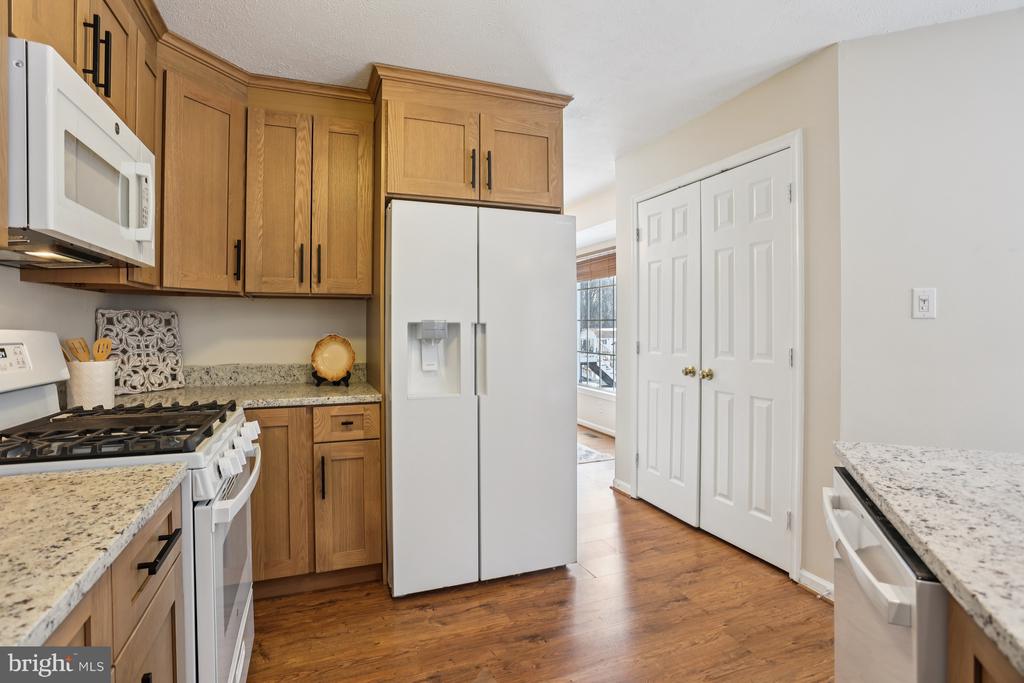 235 W HOPE COURT