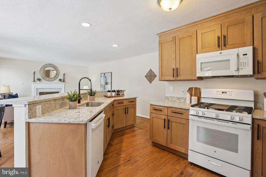 235 W HOPE COURT