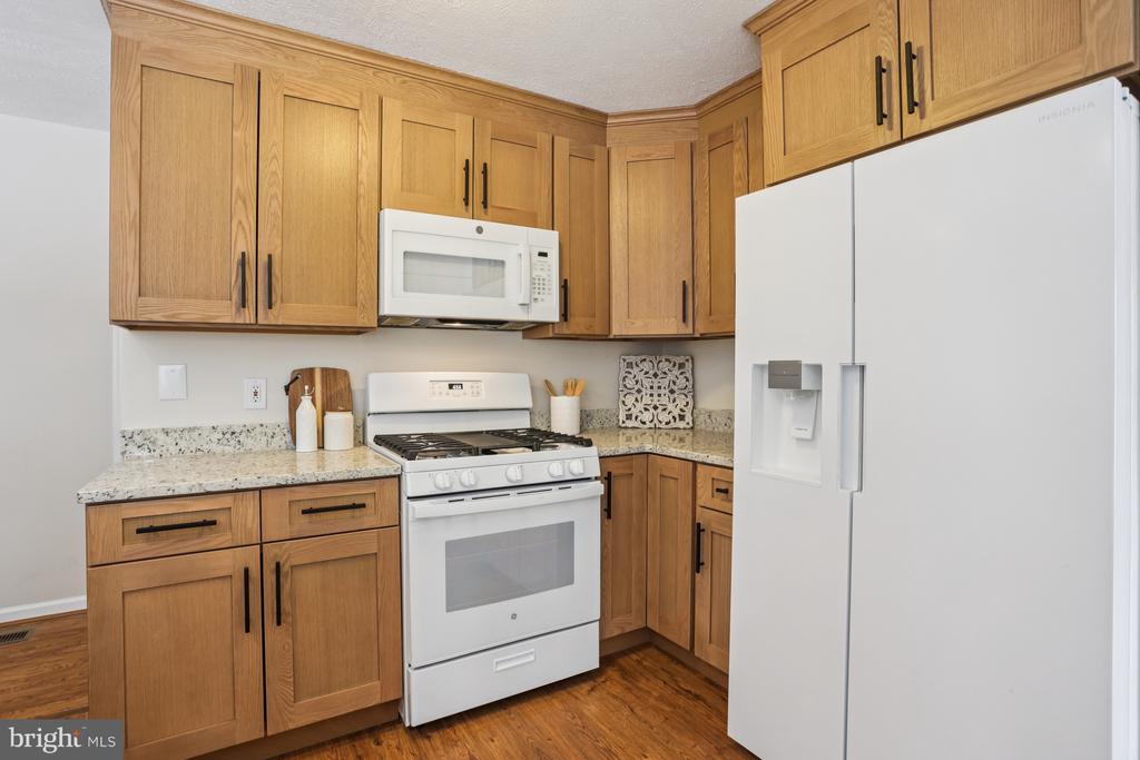 235 W HOPE COURT