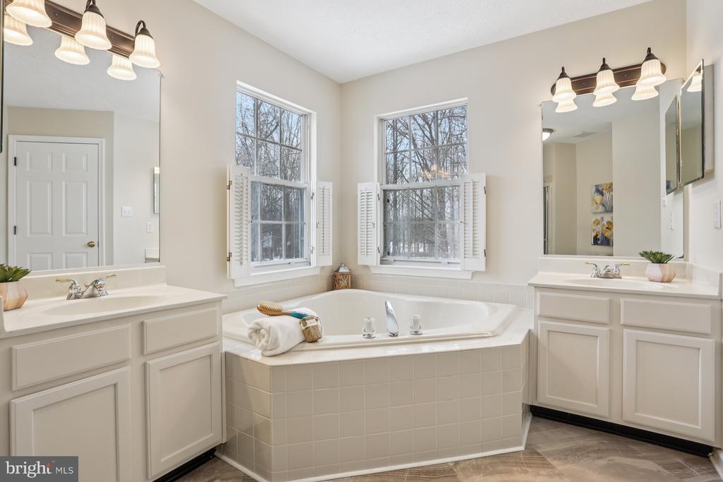 235 W HOPE COURT