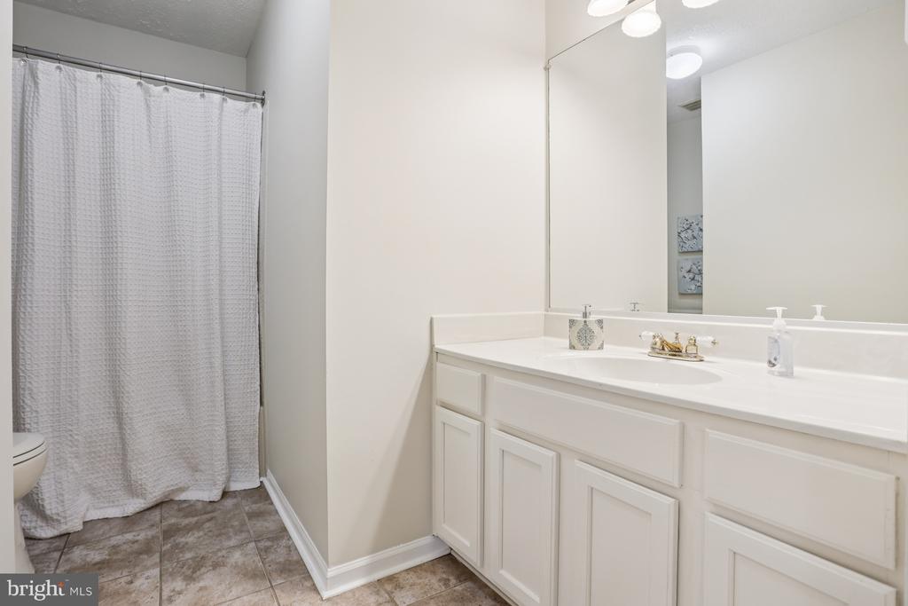 235 W HOPE COURT