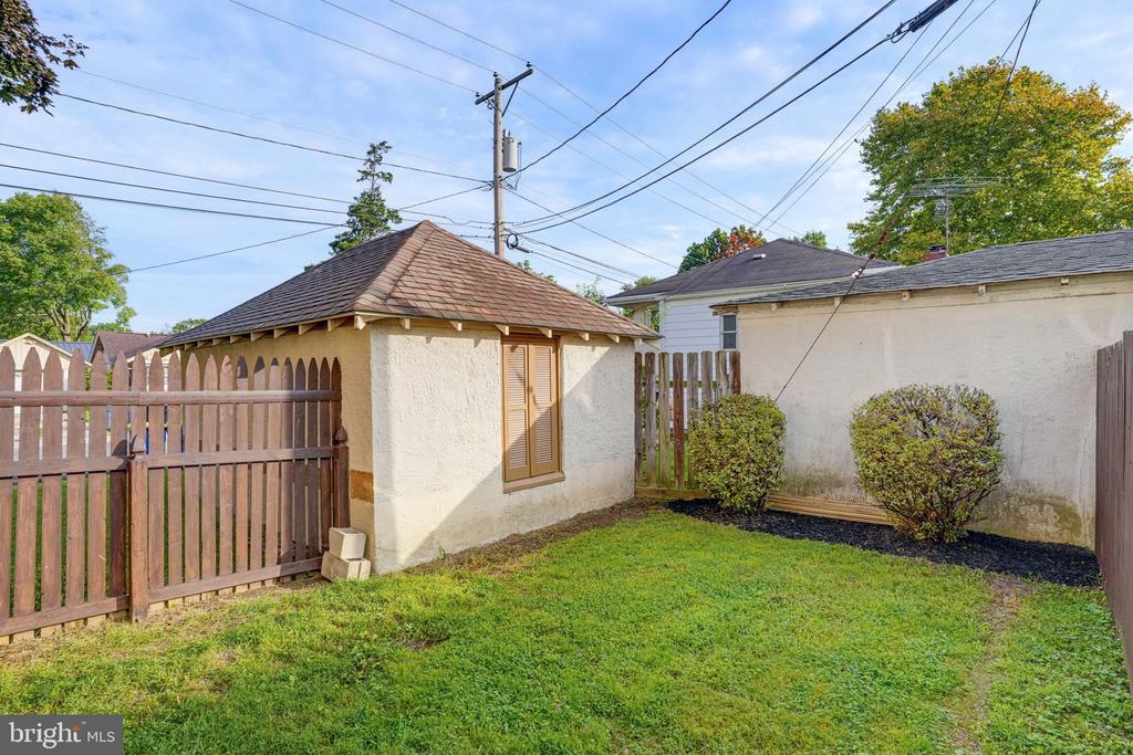 611 DEEMER PLACE