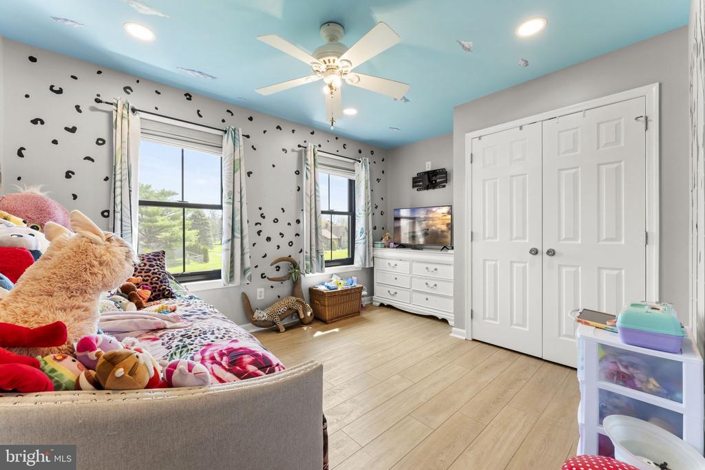 2 VIOLET LANE