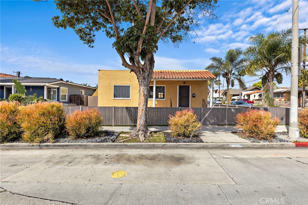 1479 Loma Avenue