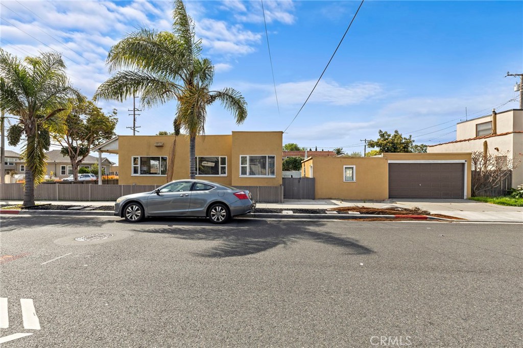 1479 Loma Avenue