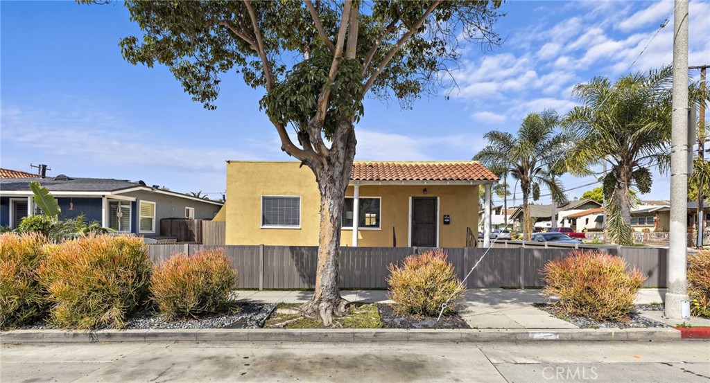 1479 Loma Avenue