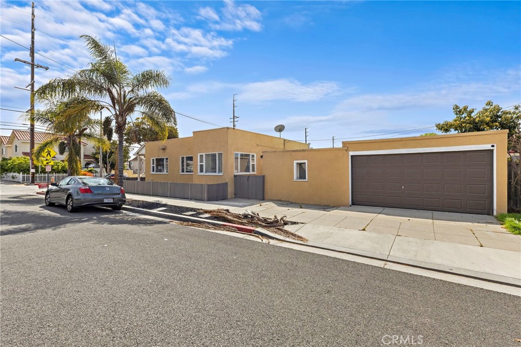 1479 Loma Avenue