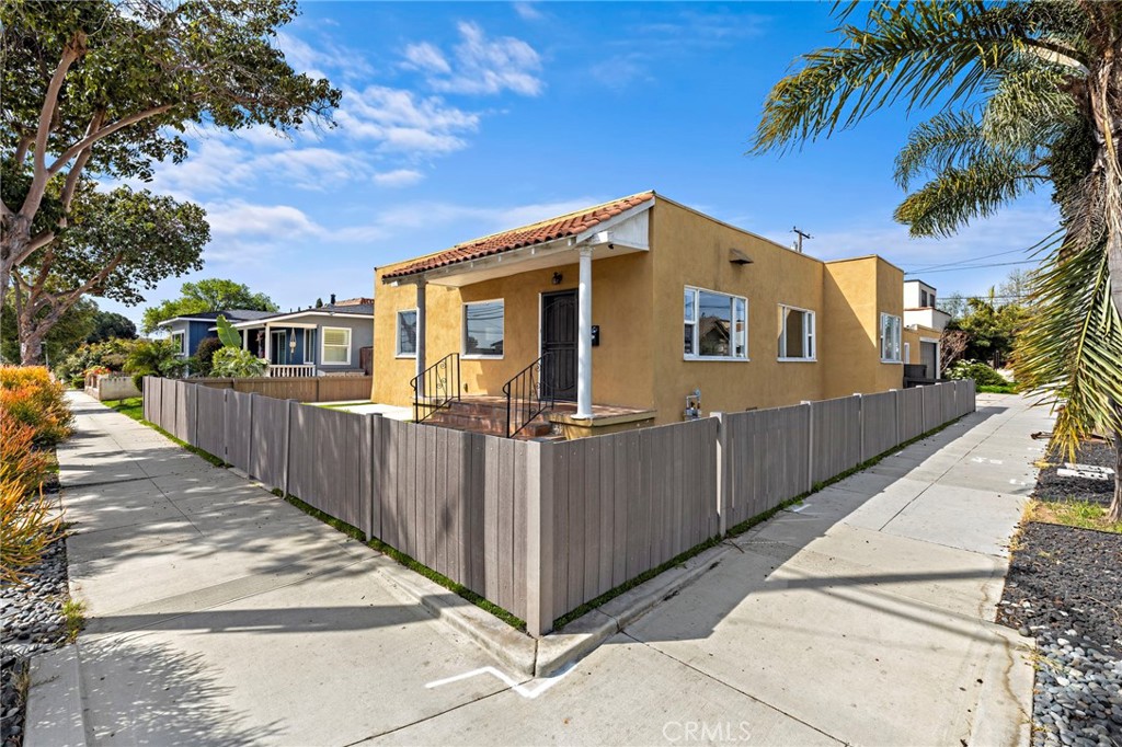 1479 Loma Avenue