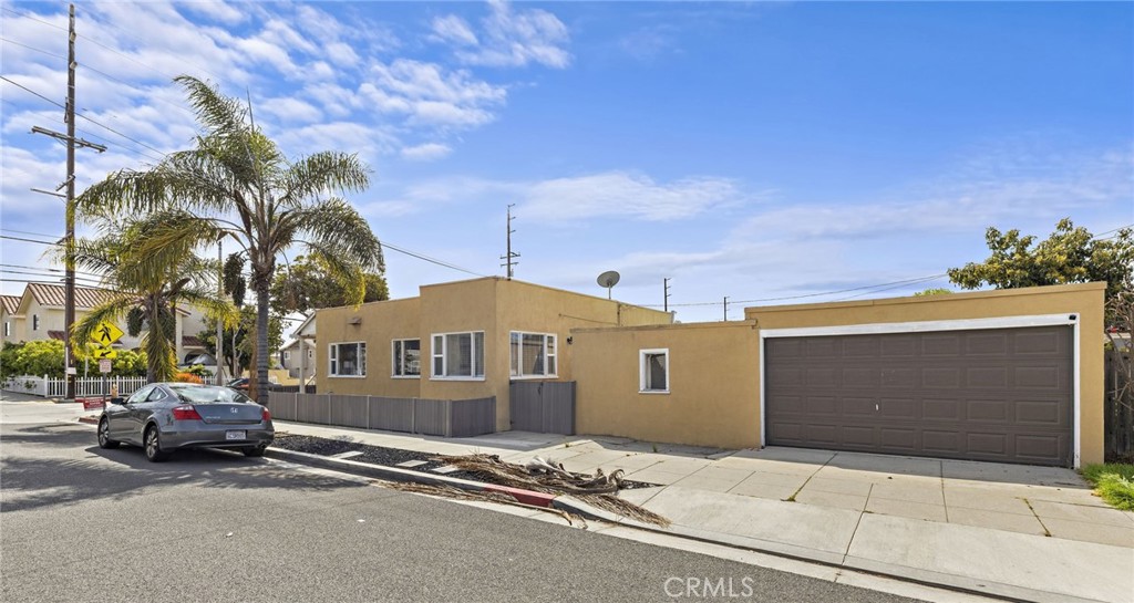 1479 Loma Avenue