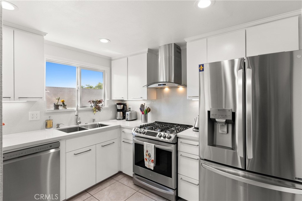 384 Redondo Avenue 205