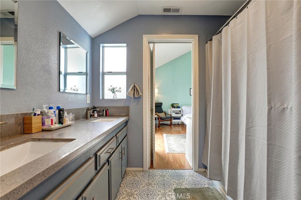 533 Walnut Avenue 7
