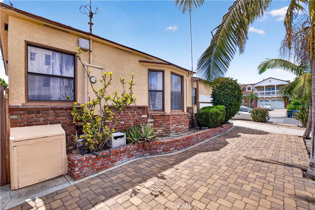 1899 Gladys Avenue