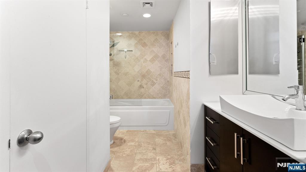 518 Gregory Avenue C402