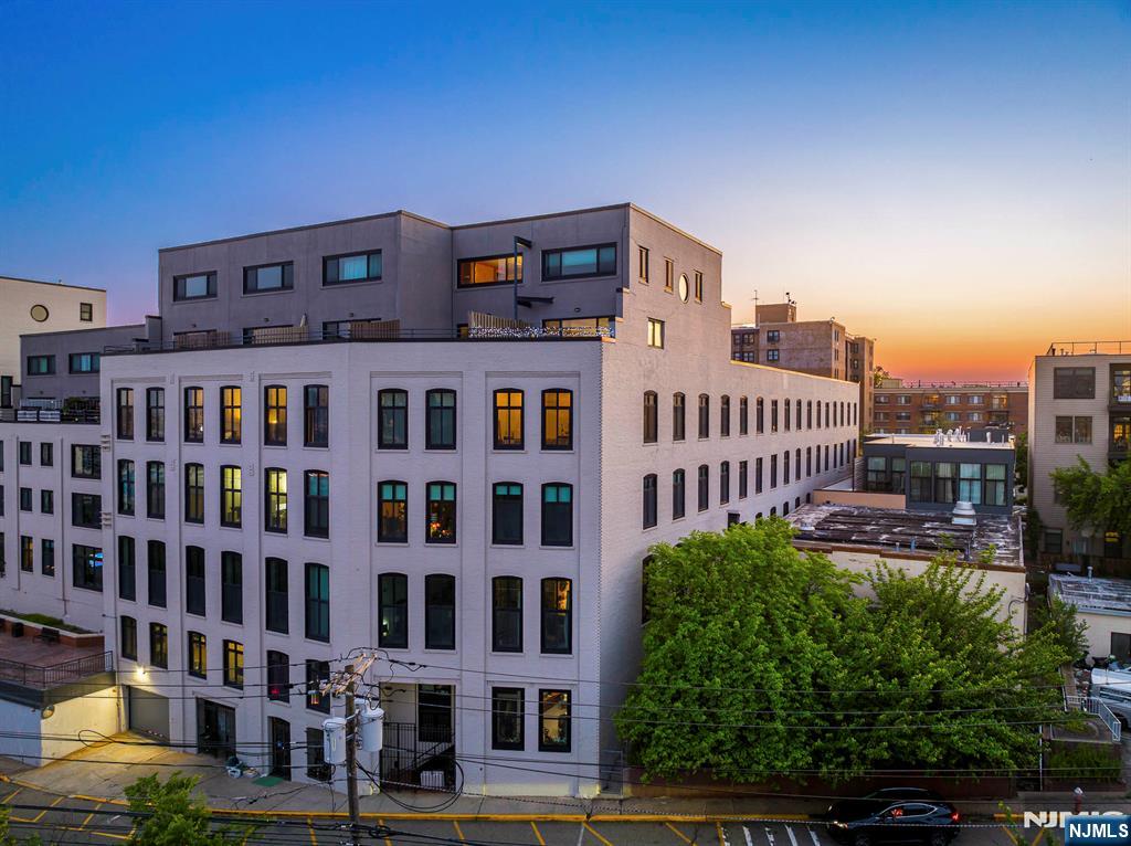 518 Gregory Avenue C402
