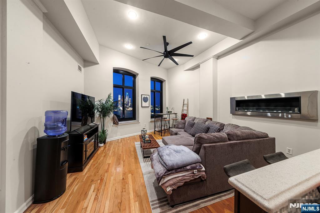 518 Gregory Avenue C402