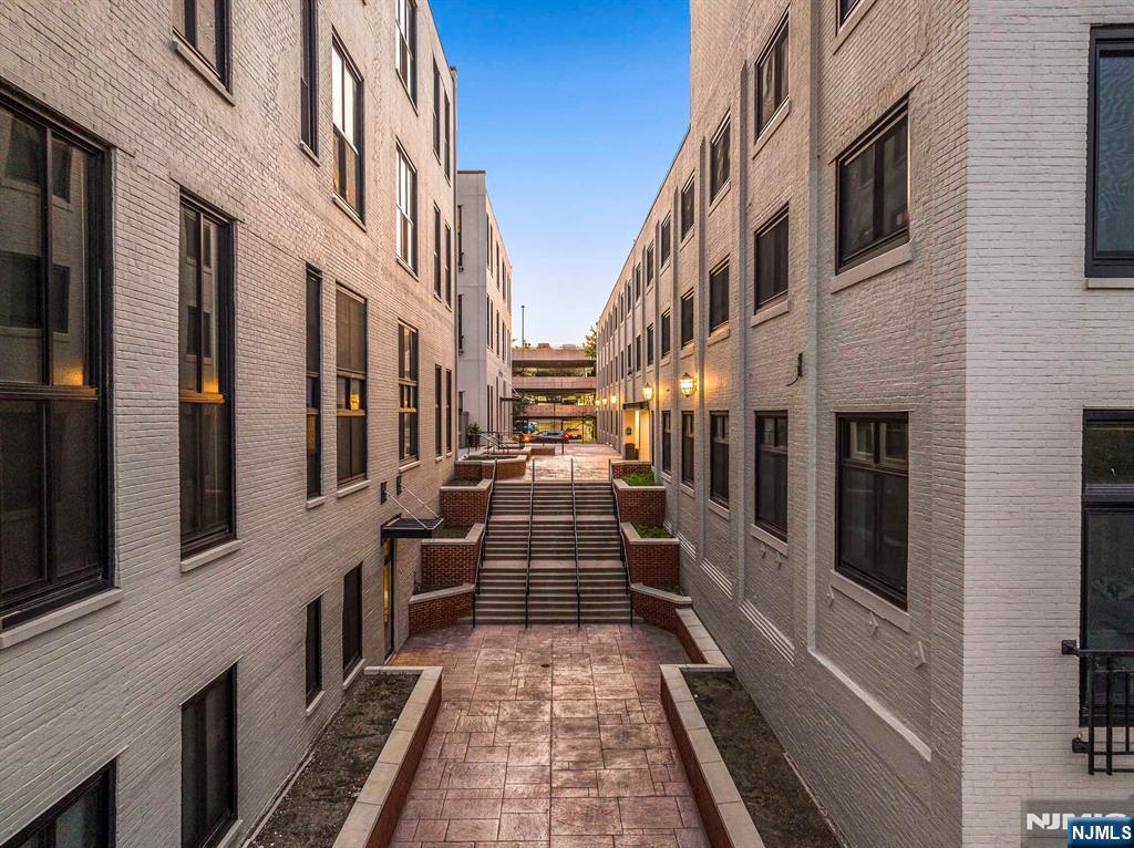 518 Gregory Avenue C402