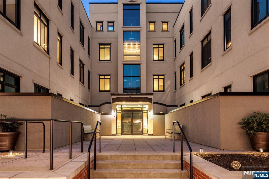 518 Gregory Avenue C402
