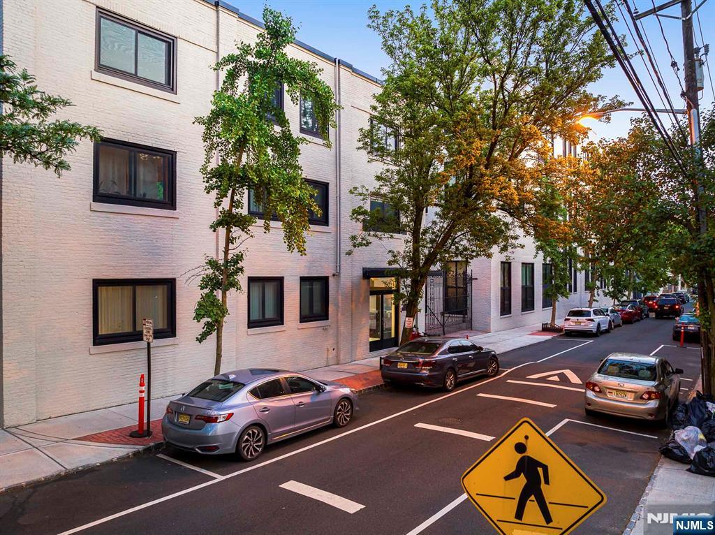 518 Gregory Avenue C402