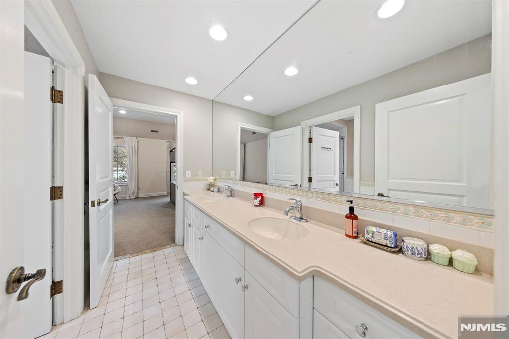 30 Peter Lynas Court