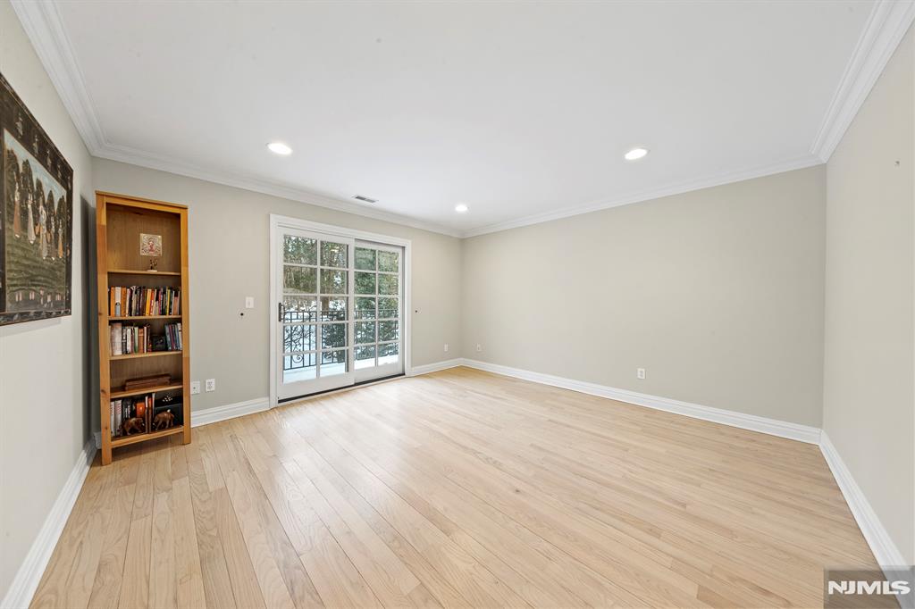 30 Peter Lynas Court