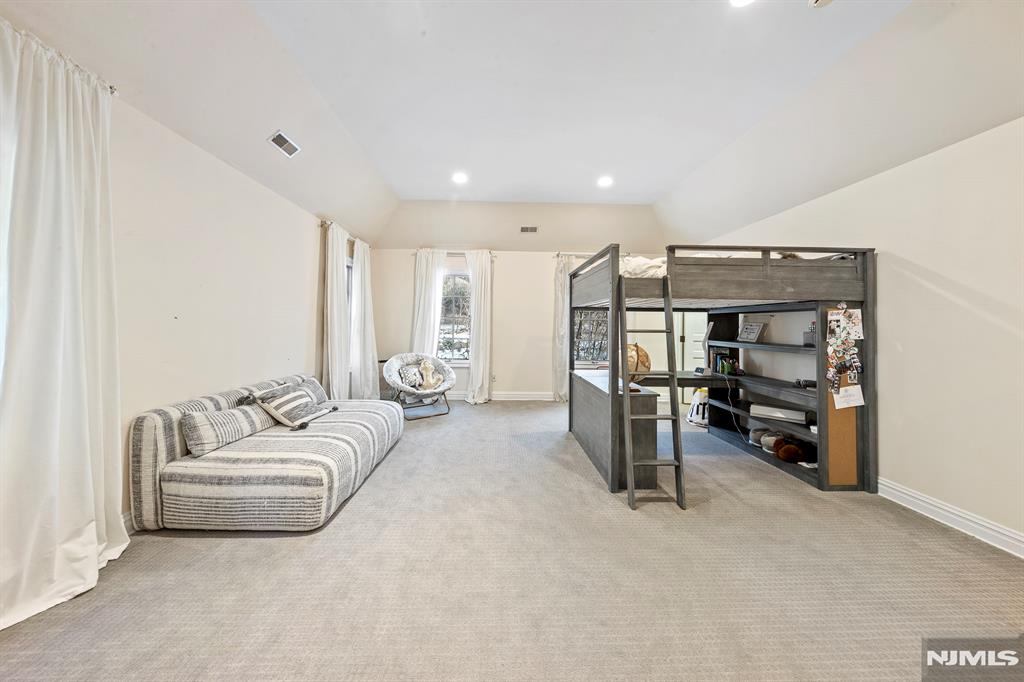 30 Peter Lynas Court