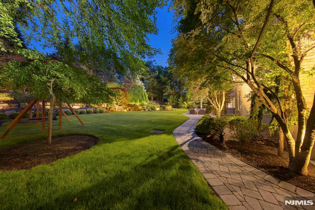30 Peter Lynas Court