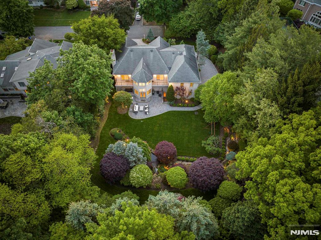 30 Peter Lynas Court