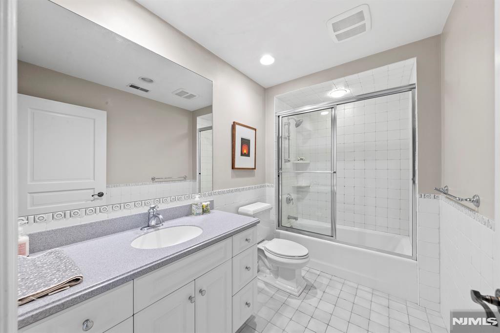30 Peter Lynas Court