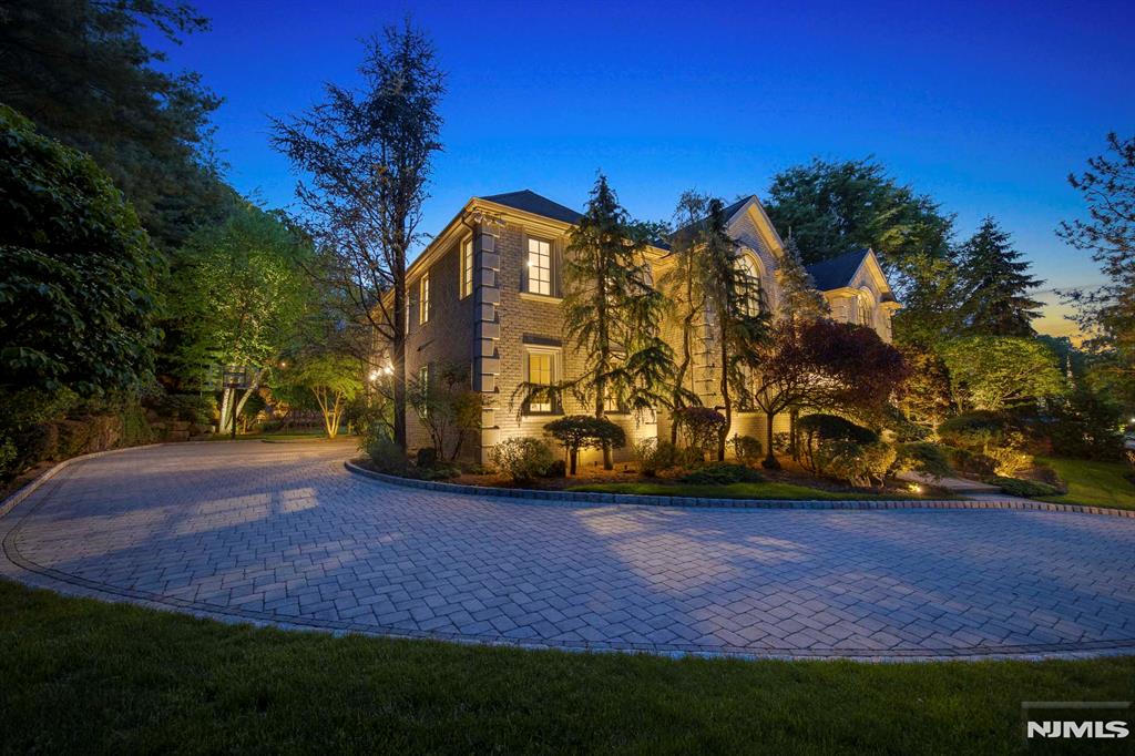 30 Peter Lynas Court