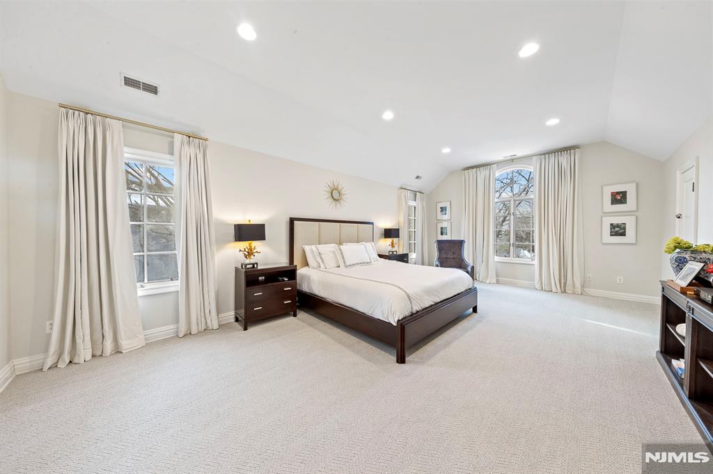 30 Peter Lynas Court