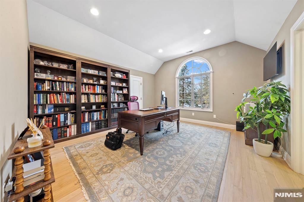 30 Peter Lynas Court