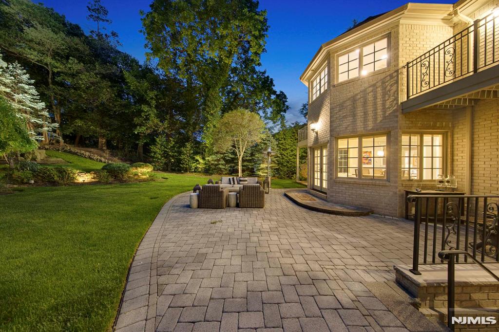30 Peter Lynas Court