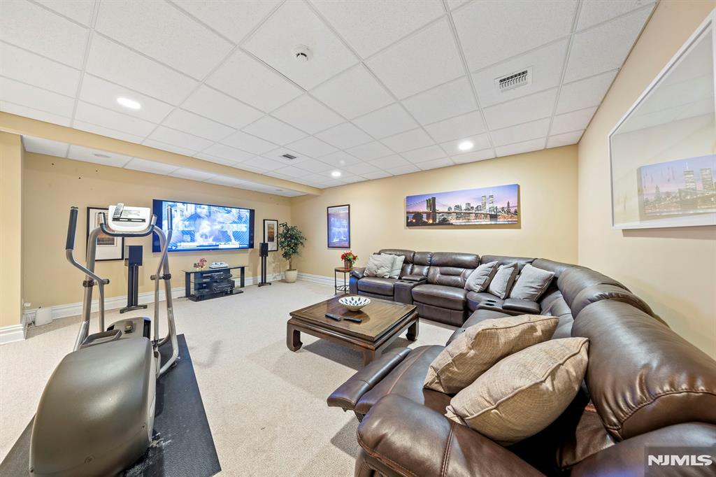 30 Peter Lynas Court