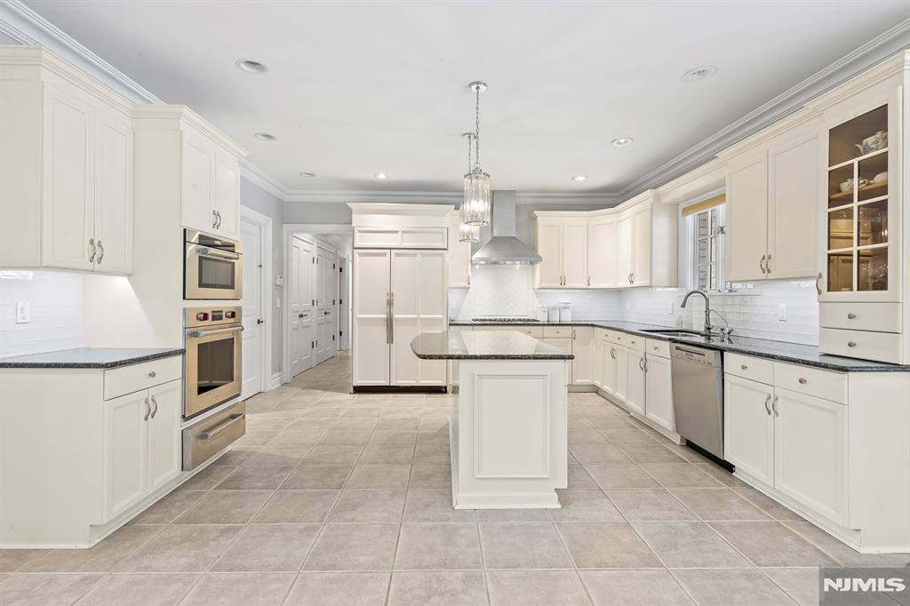 30 Peter Lynas Court