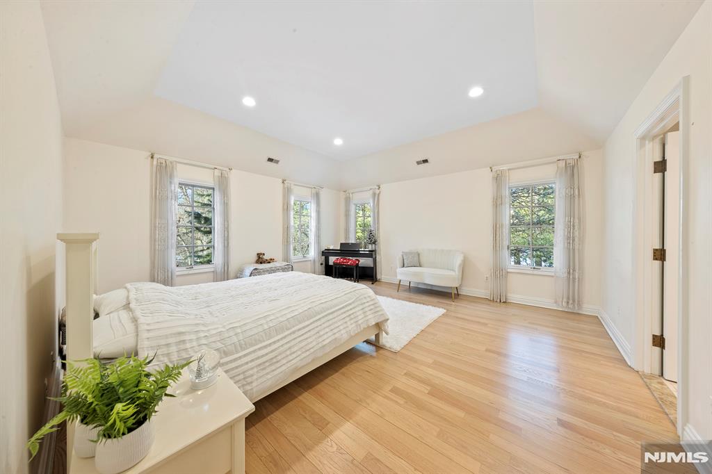 30 Peter Lynas Court
