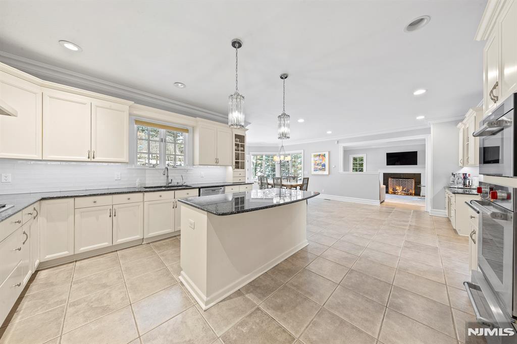 30 Peter Lynas Court