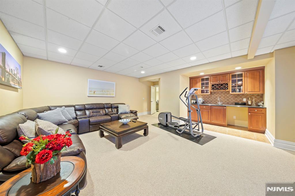 30 Peter Lynas Court