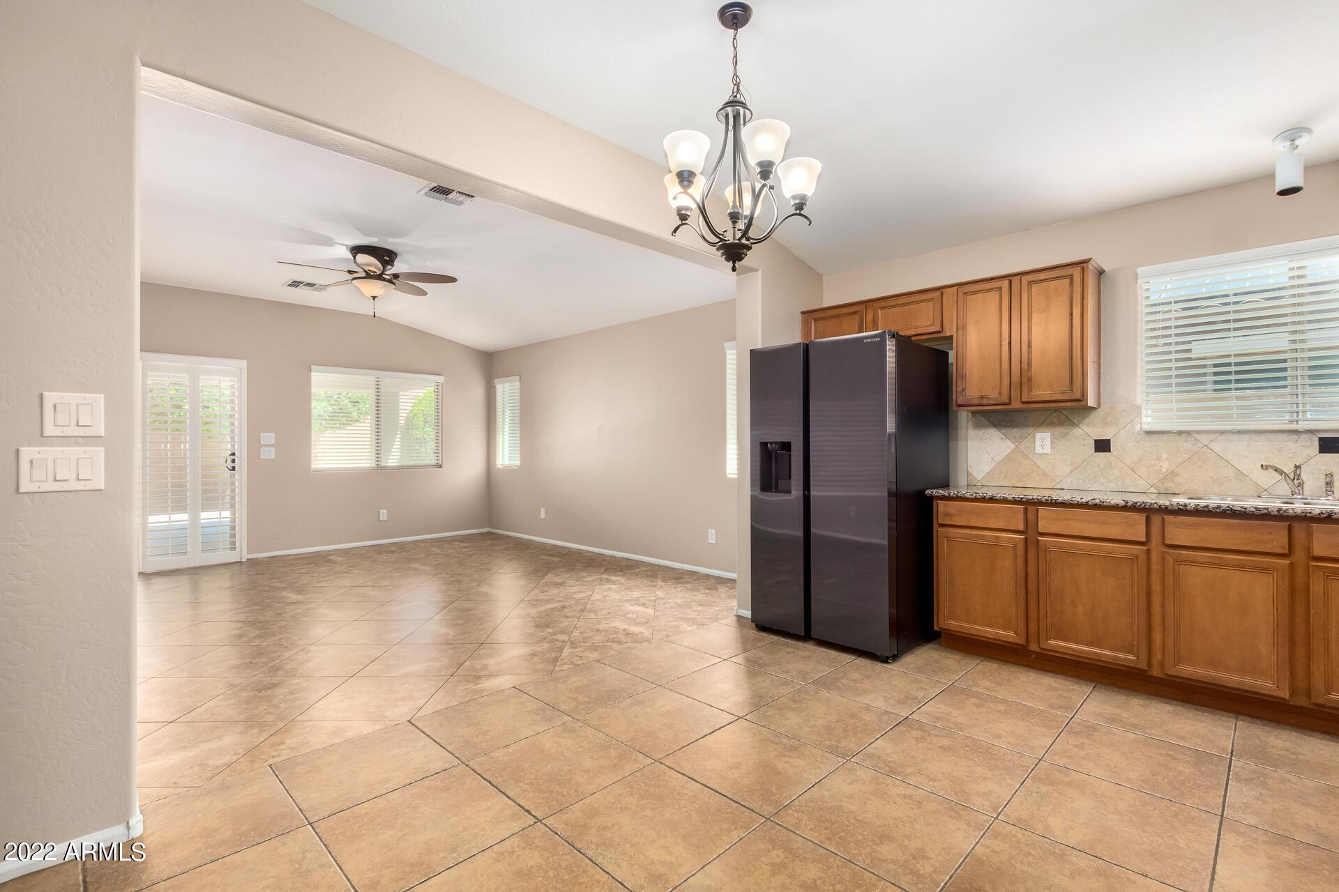 17556 W Bloomfield Road