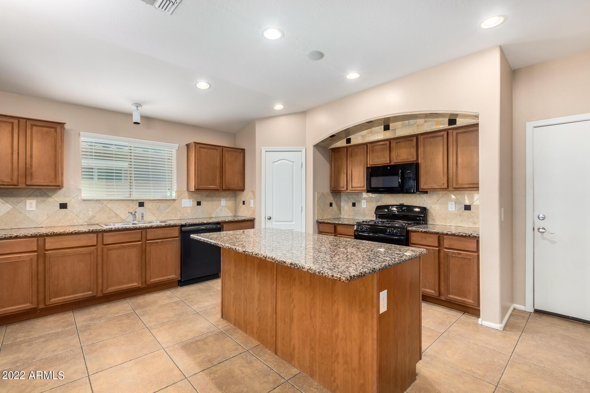 17556 W Bloomfield Road