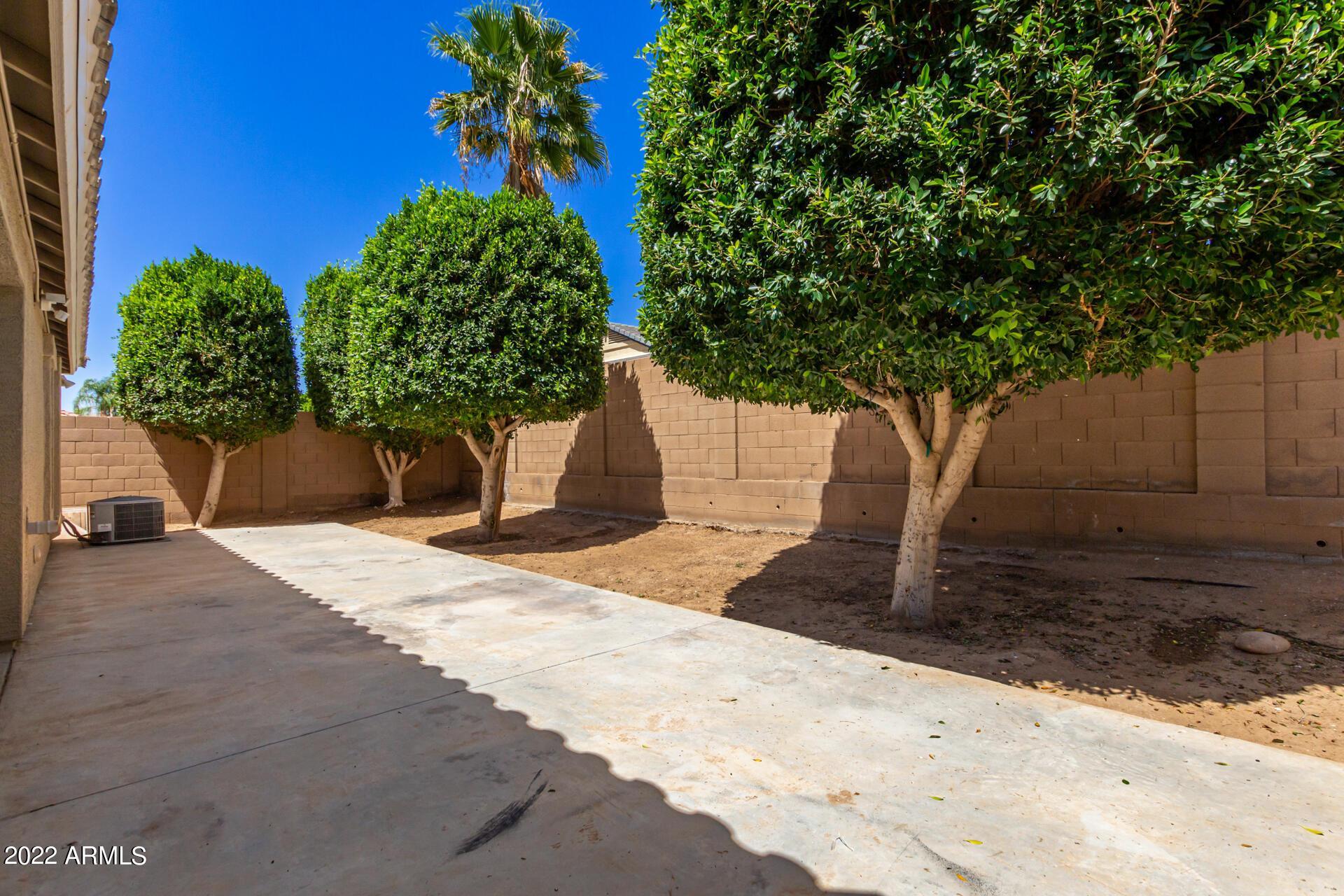 17556 W Bloomfield Road