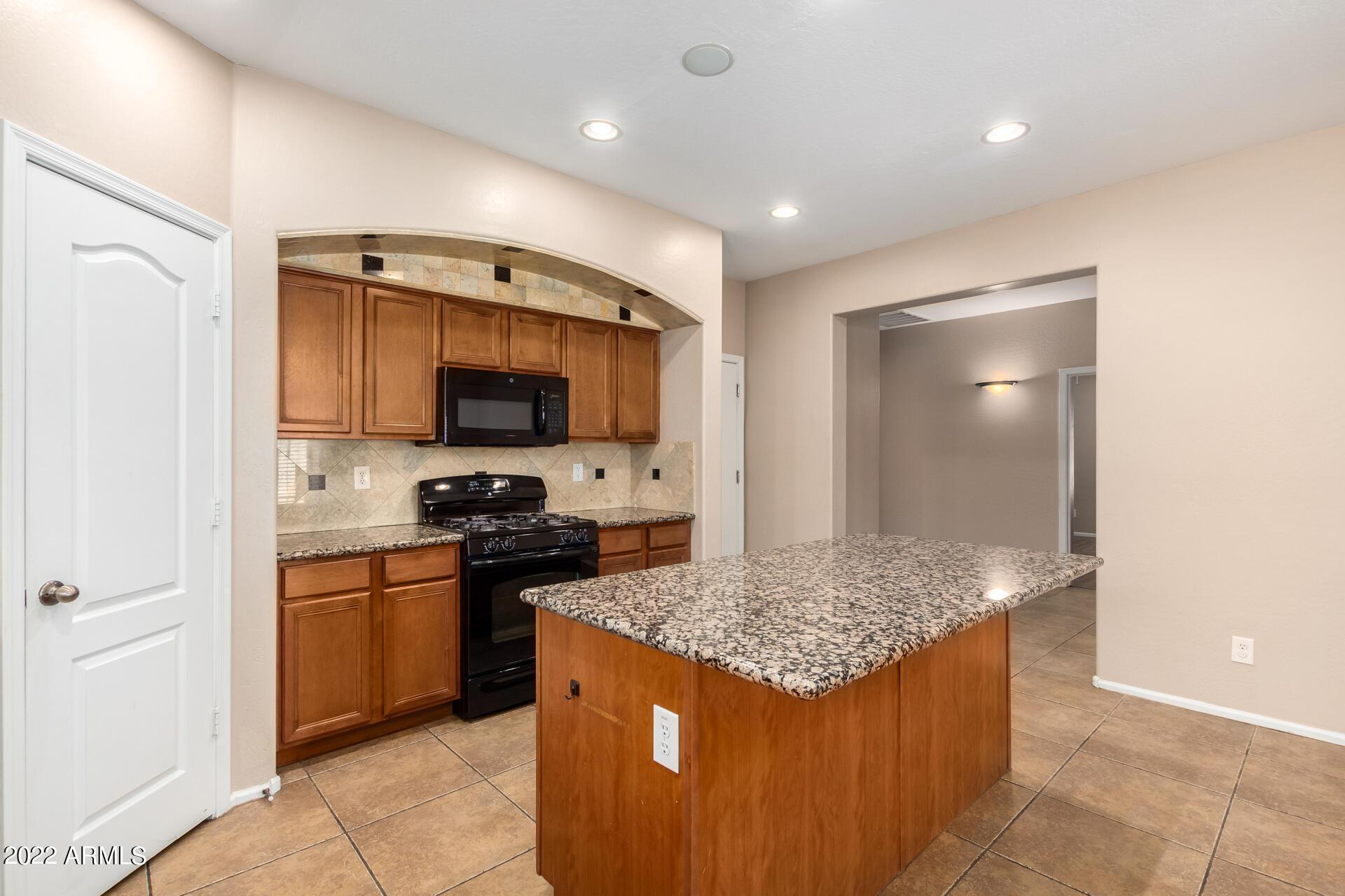 17556 W Bloomfield Road