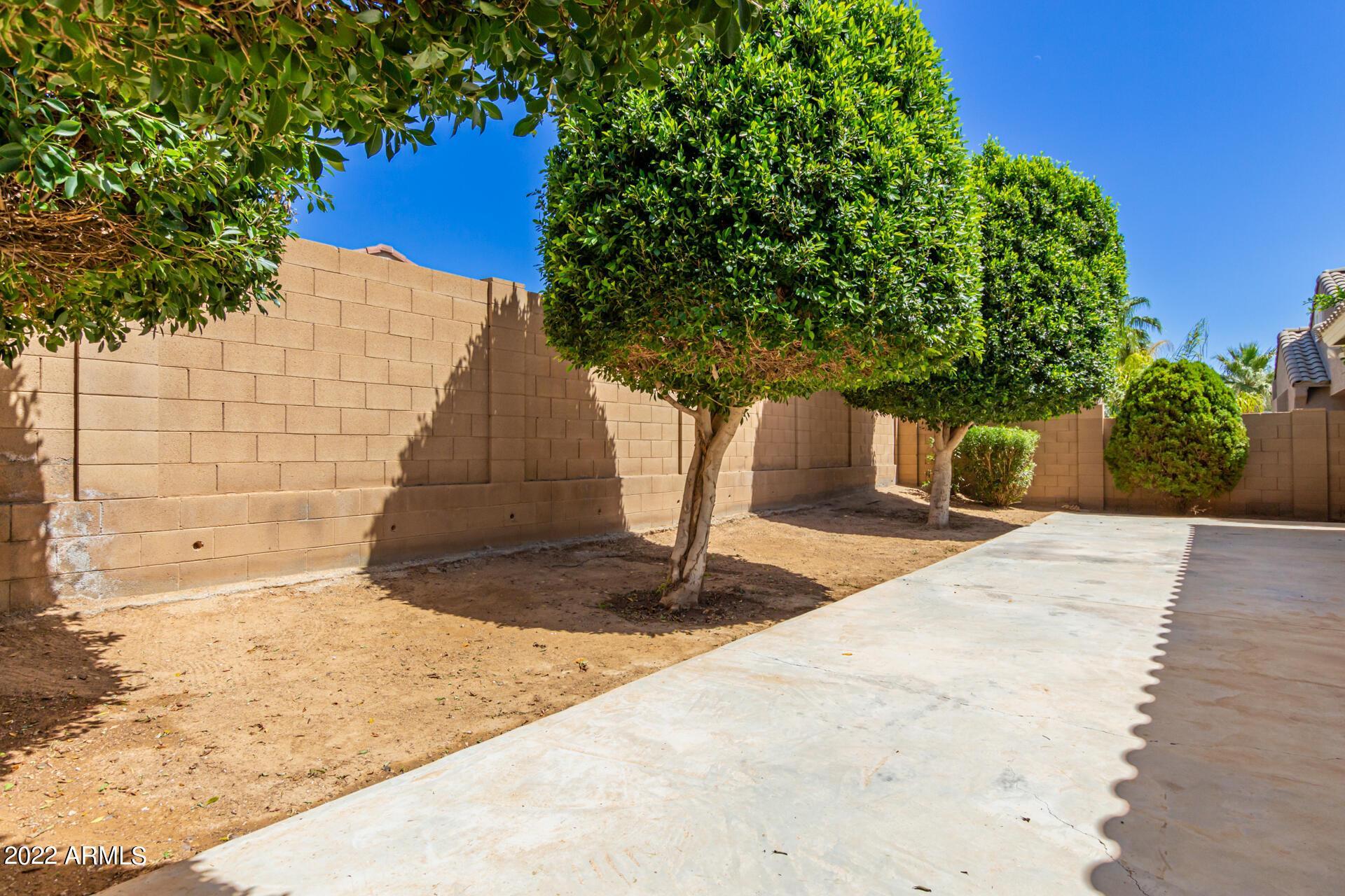 17556 W Bloomfield Road