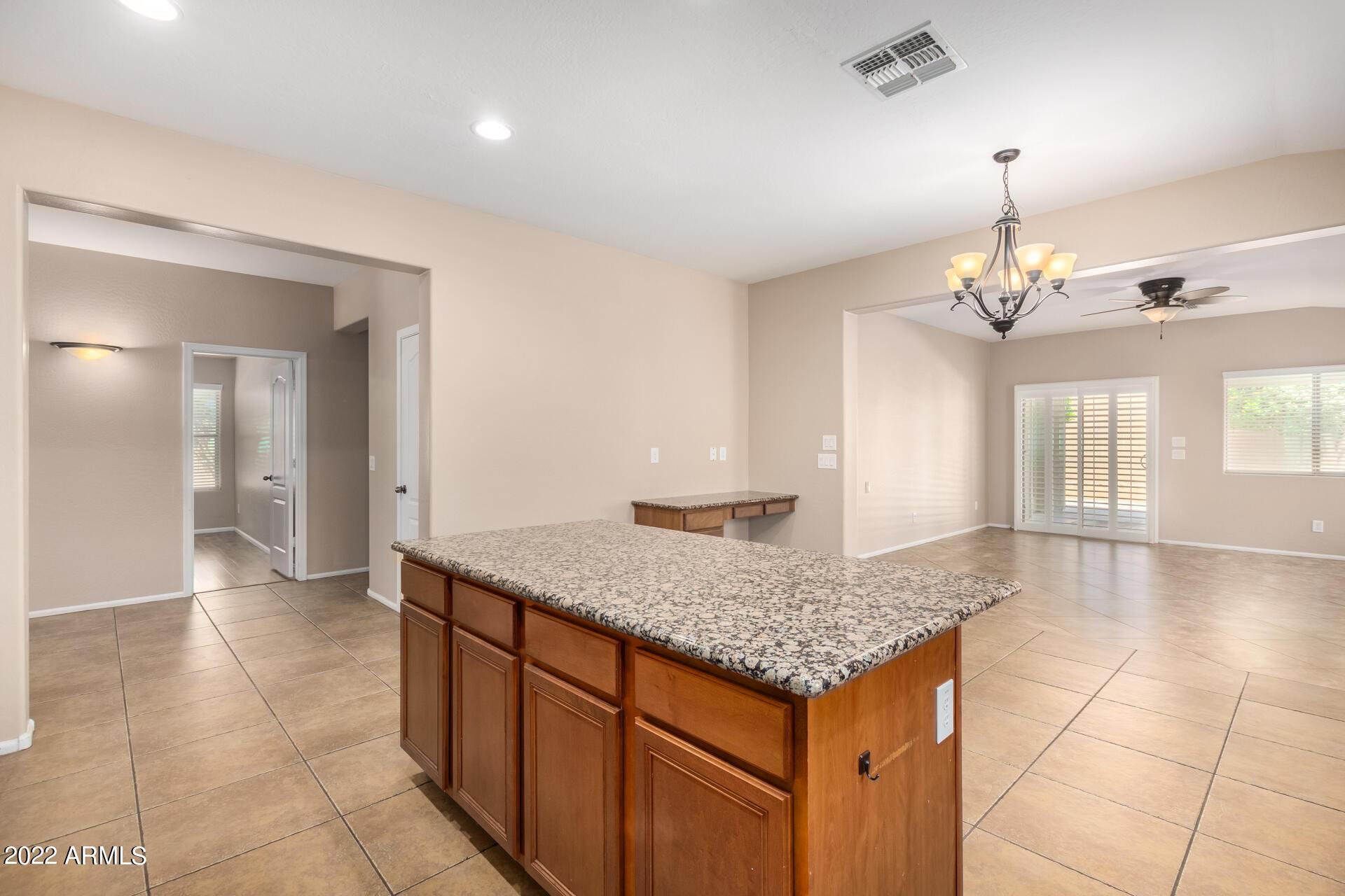 17556 W Bloomfield Road