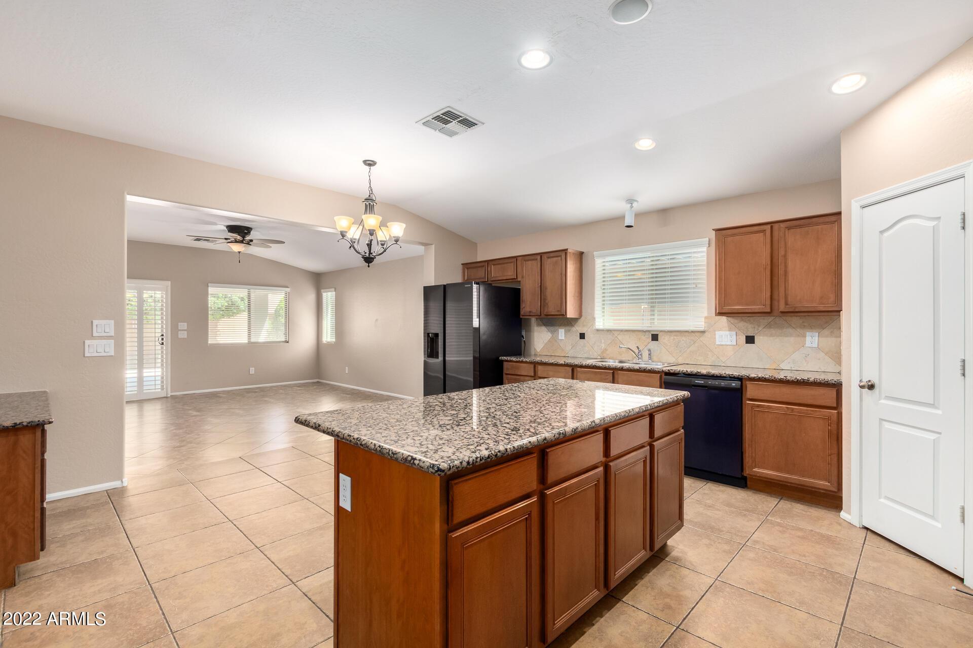 17556 W Bloomfield Road