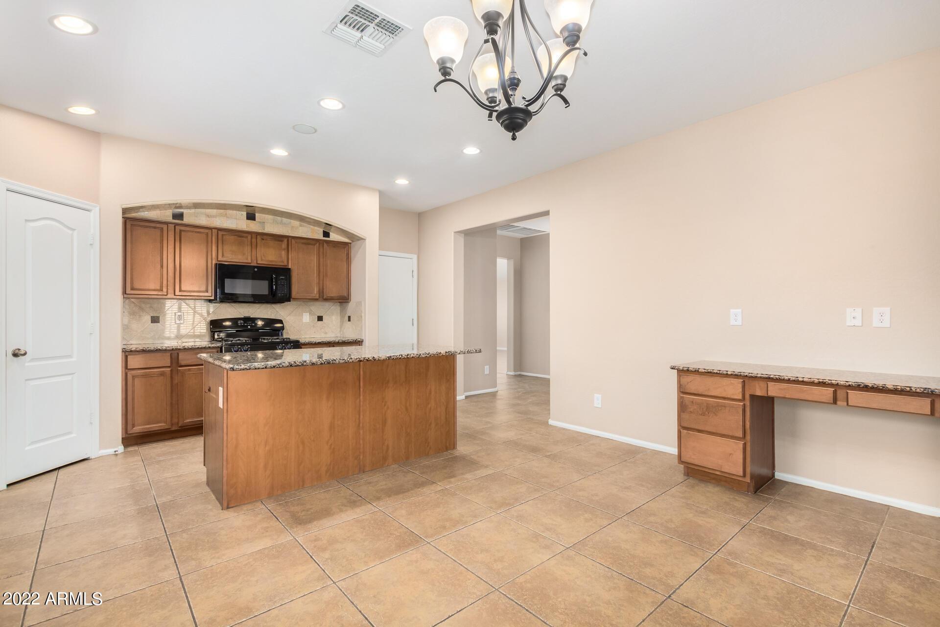 17556 W Bloomfield Road