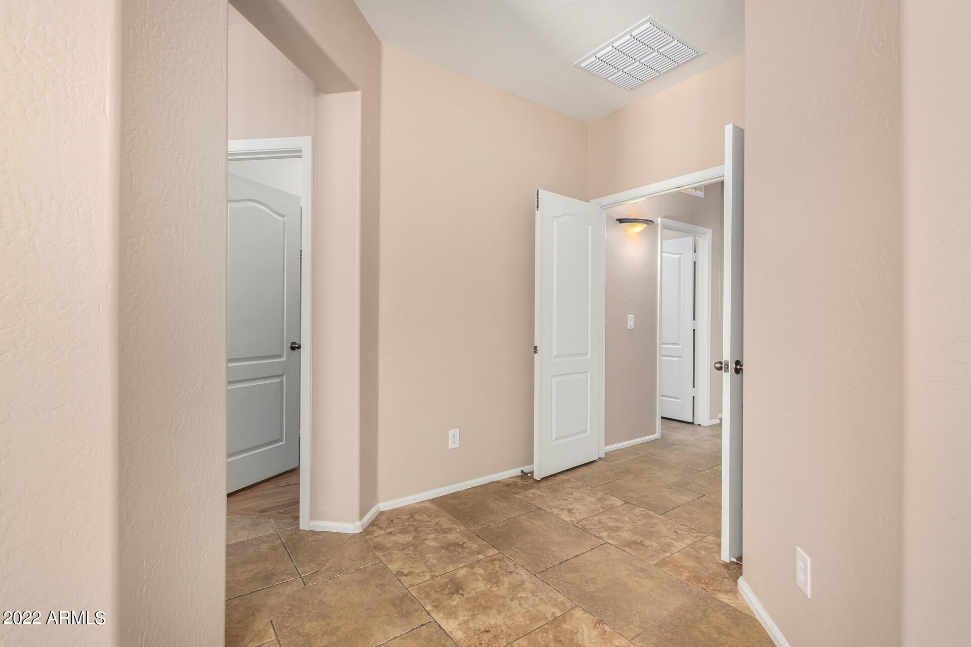 17556 W Bloomfield Road